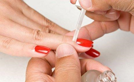 Секреты стойкого маникюра