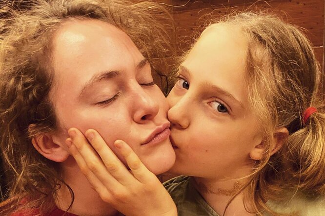 
                            «Две очаровашки!»: Аглая Тарасова показала, как ее поцеловала «тайная» дочь мамы
                        