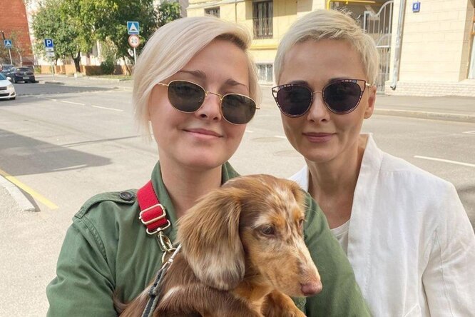 
                            «Как сестренки»: Дарья Повереннова и ее дочь поразили фанатов своим сходством
                        