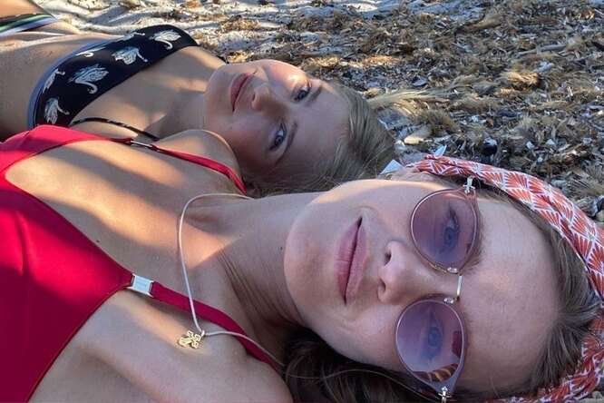 
                            «Как сестрички»: Наталья Водянова с дочерью похвастались фигурами в ретро-бикини
                        