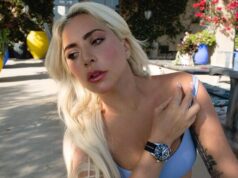 Секс-бомба у бассейна: леди Гага позировала в бикини в пикантной позе