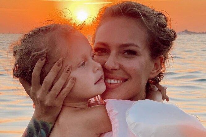 
                            «Нежные девочки!»: Рита Дакота с дочерью Мией снялись в море на фоне заката
                        