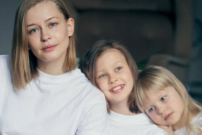 
                            «Сладкие крошки!»: Юлия Пересильд с дочерьми на нежном фото очаровали фанатов
                        