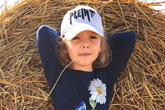 
                            «Умилительная малышка»: дочь Аллы Пугачевой кокетливо позировала у стога сена
                        