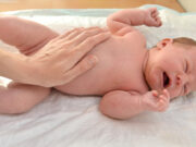 Как избавить малыша от коликов: выбираем эффективное средство