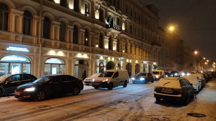 Петербуржцы столкнулись с горами снега и прорывами труб из-за зимнего коллапса