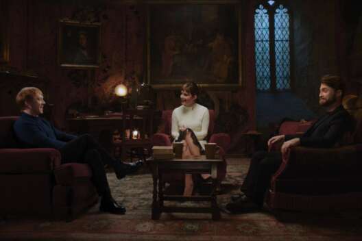 
            Возвращение в Хогвартс: первое фото со съемок спецэпизода "Гарри Поттера"        