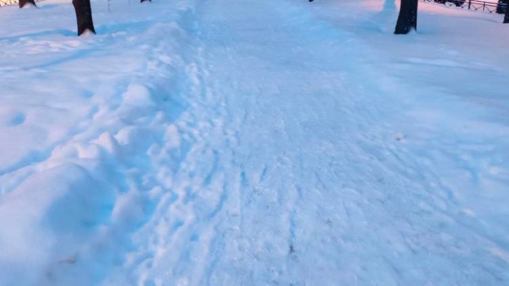 Жители Петроградки жалуются на растущую с каждым днем кучу грязного снега