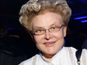 Телеведущая Елена Малышева уехала из России в США