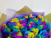 Розы с радужным оттенком: кому подарить?