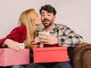 Что можно подарить своей девушке?