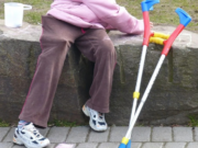 Как помочь ребенку адаптироваться к костылям после травмы