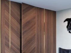 Как украсить коридор, чтобы он сочетался с входной дверью