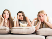 Посиделки с друзьями за фильмом