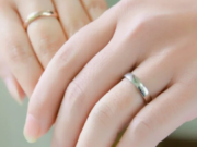 Виды обручальных колец: материалы, формы, вставки