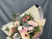 Как оригинально преподнести букет цветов девушке?