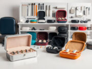 Зачем нужны аксессуары для слуховых аппаратов: комфорт, уход и защита