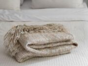 Мягкое покрывало из рогожки: преимущества и критерии выбора