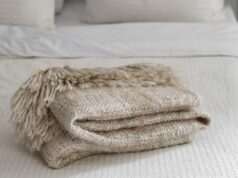 Мягкое покрывало из рогожки: преимущества и критерии выбора